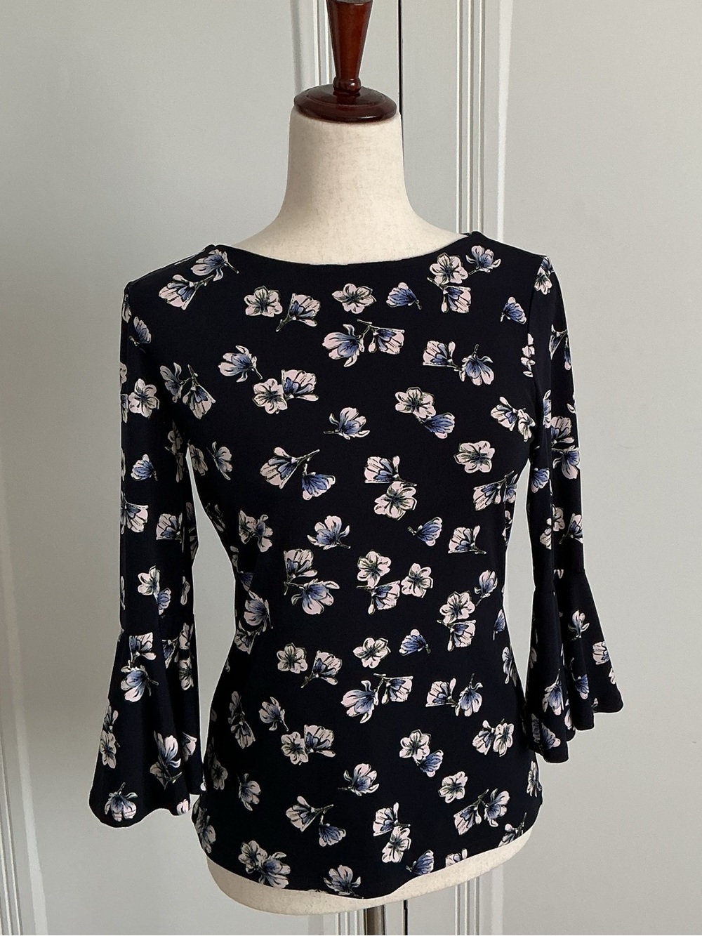 Carmen Marc Valvo Floral Blouse Women’s XS NavyBlue Boatneck Bell Sleeve Top EUC
